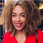 Salut ! Je suis Tessa, votre coach vocale diplômée en musiques actuelles avec plus de dix ans d’expérience dans le chant.